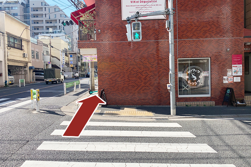 信号を渡って直進します