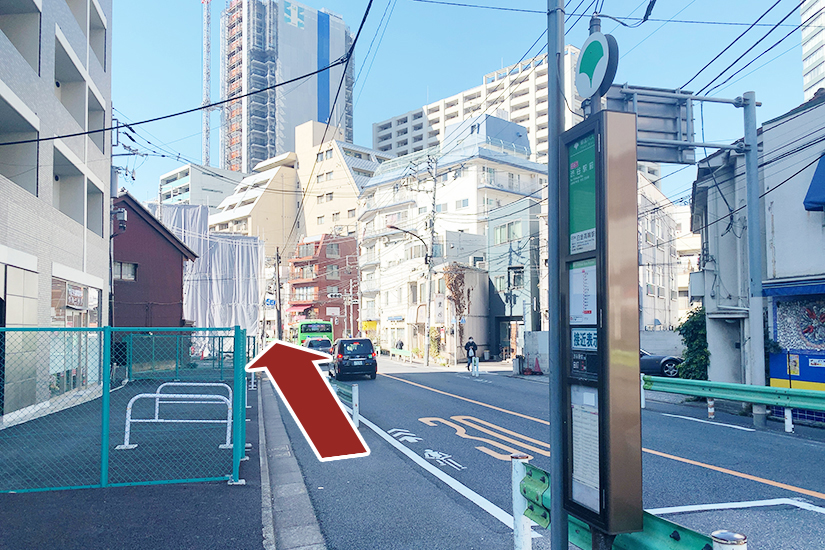 バスを降りたら、バスの進行方向へ進みます