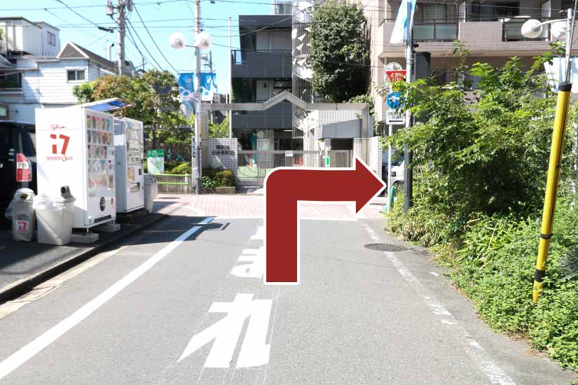 突き当りの保育園の前を右に曲がります